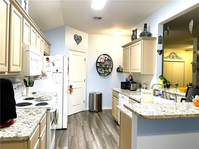 2011 Cottonwood Dr, Portland, TX 78374