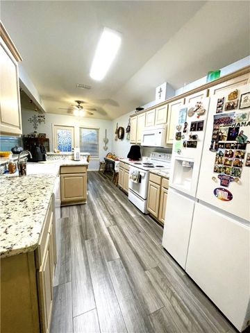 2011 Cottonwood Dr, Portland, TX 78374