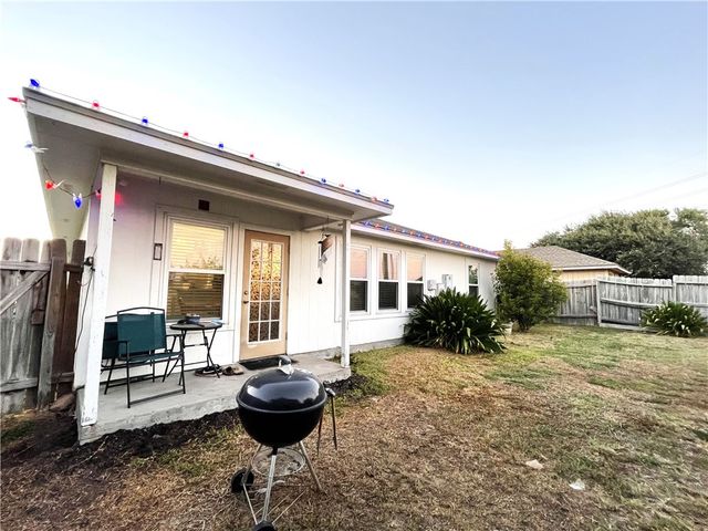 2011 Cottonwood Dr, Portland, TX 78374