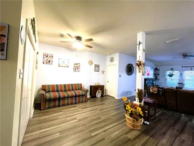 2011 Cottonwood Dr, Portland, TX 78374