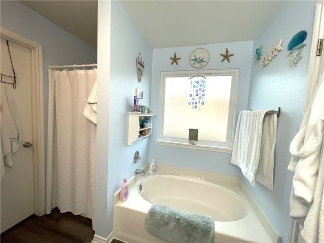 2011 Cottonwood Dr, Portland, TX 78374