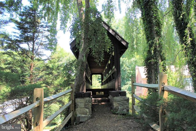 7994 HIDDEN BRIDGE DR, Springfield, VA 22153