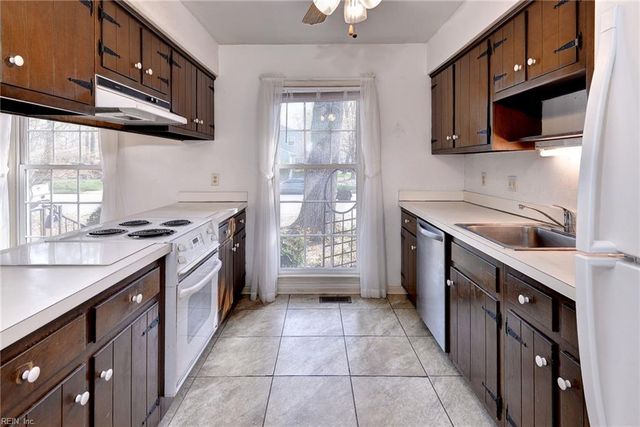 682 Village Green PW, Newport News, VA 23602