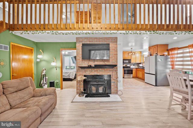 134 OAKENSHIELD DR, Tamiment, PA 18371