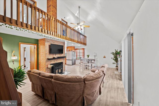 134 OAKENSHIELD DR, Tamiment, PA 18371