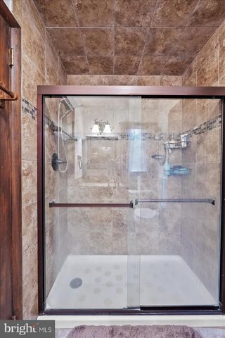 134 OAKENSHIELD DR, Tamiment, PA 18371