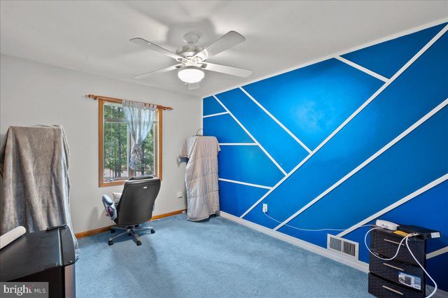 134 OAKENSHIELD DR, Tamiment, PA 18371