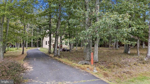 134 OAKENSHIELD DR, Tamiment, PA 18371