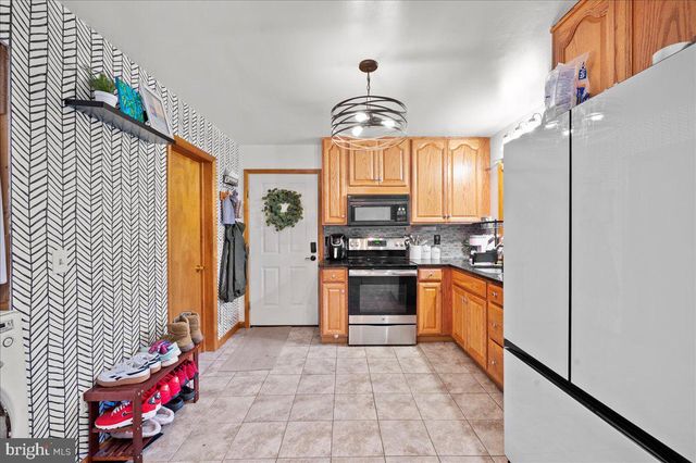 134 OAKENSHIELD DR, Tamiment, PA 18371