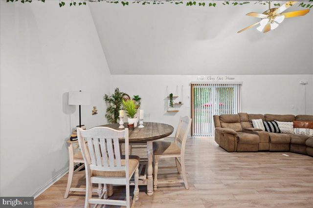 134 OAKENSHIELD DR, Tamiment, PA 18371