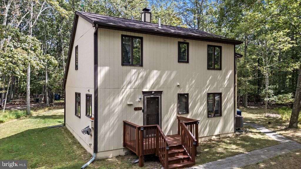 134 OAKENSHIELD DR, Tamiment, PA 18371