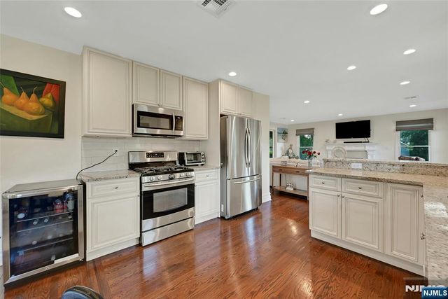 81 Riverview Avenue, Cliffside Park, NJ 07010