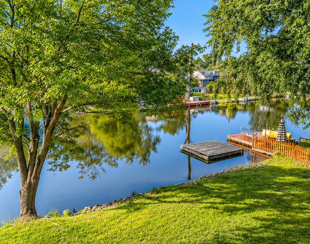 19071 W Lake View Avenue, Mundelein, IL 60060