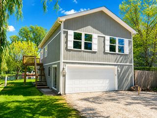 19071 W Lake View Avenue, Mundelein, IL 60060