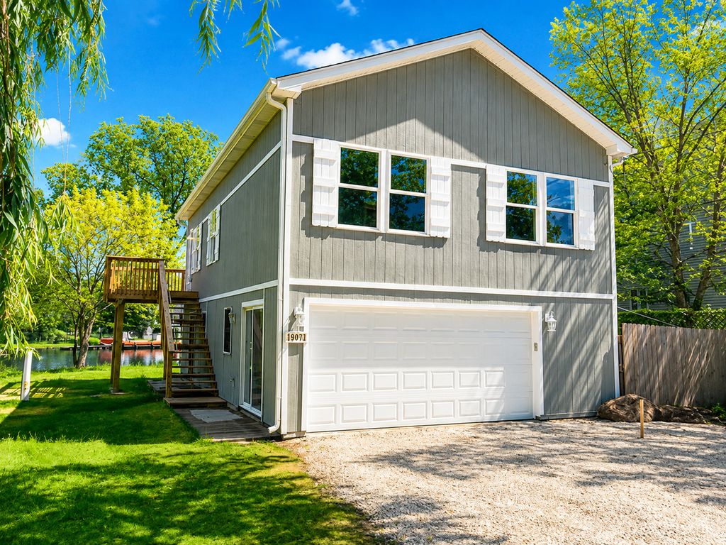 19071 W Lake View Avenue, Mundelein, IL 60060