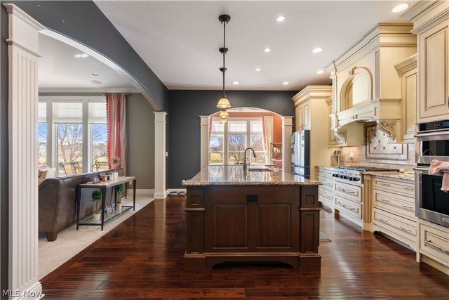 1124 Laurel Green Drive NE, North Canton, OH 44720