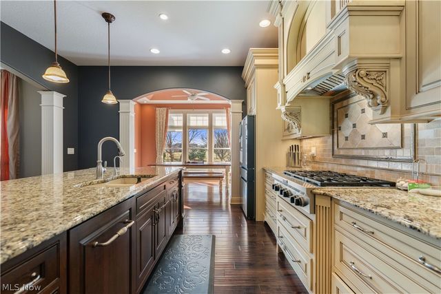 1124 Laurel Green Drive NE, North Canton, OH 44720