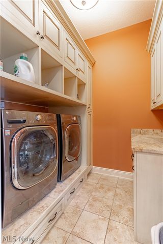 1124 Laurel Green Drive NE, North Canton, OH 44720