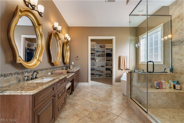 1124 Laurel Green Drive NE, North Canton, OH 44720