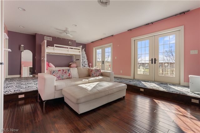 1124 Laurel Green Drive NE, North Canton, OH 44720