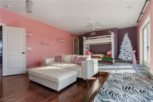 1124 Laurel Green Drive NE, North Canton, OH 44720