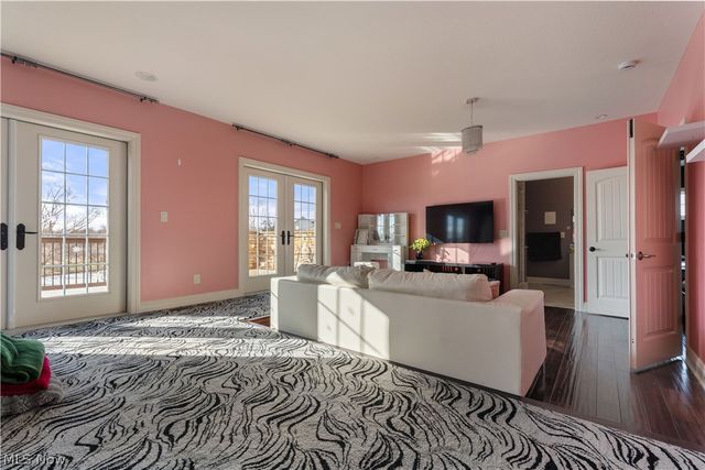 1124 Laurel Green Drive NE, North Canton, OH 44720