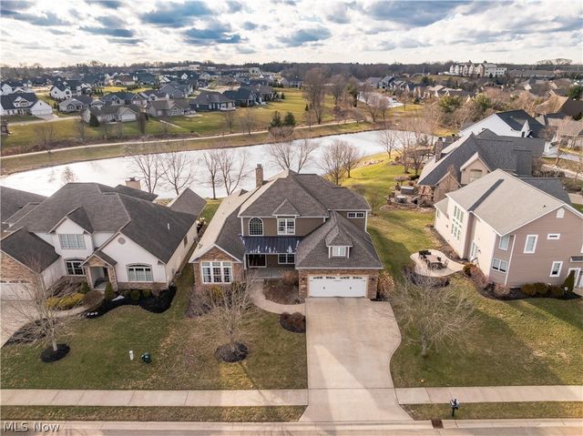 1124 Laurel Green Drive NE, North Canton, OH 44720