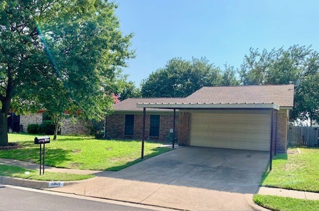 1301 N Knowles Drive, Saginaw, TX 76179