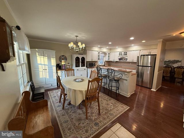 215 LAUREEN RD, Schwenksville, PA 19473