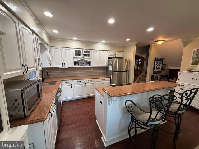 215 LAUREEN RD, Schwenksville, PA 19473