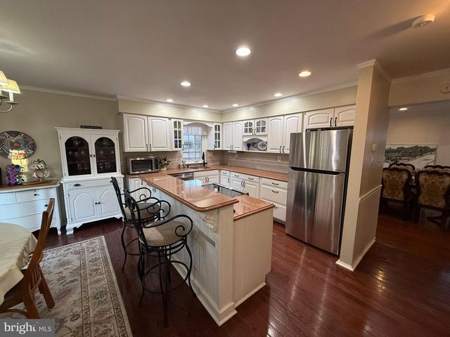 215 LAUREEN RD, Schwenksville, PA 19473