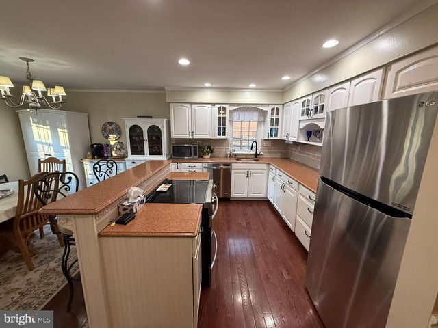 215 LAUREEN RD, Schwenksville, PA 19473