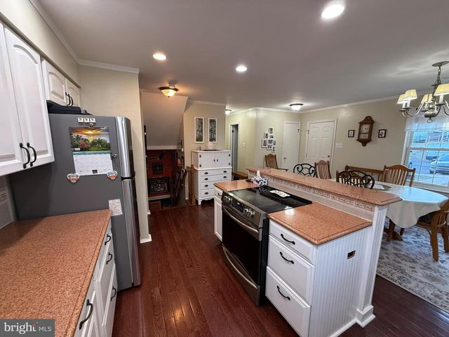 215 LAUREEN RD, Schwenksville, PA 19473