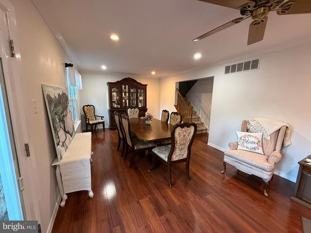 215 LAUREEN RD, Schwenksville, PA 19473