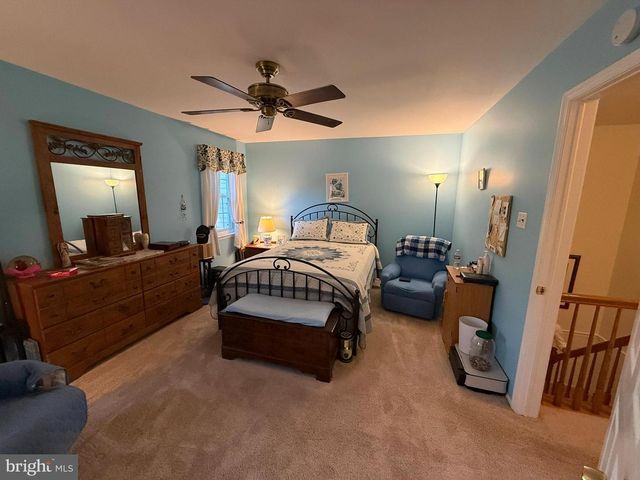 215 LAUREEN RD, Schwenksville, PA 19473