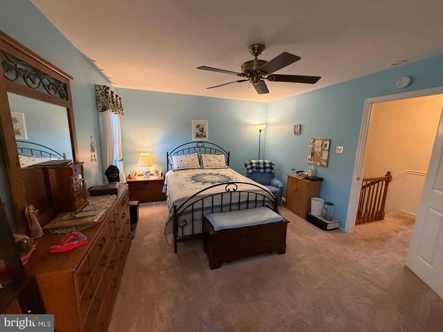 215 LAUREEN RD, Schwenksville, PA 19473