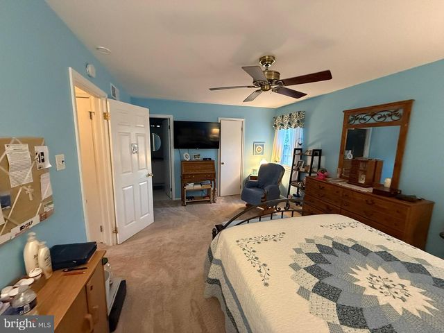 215 LAUREEN RD, Schwenksville, PA 19473