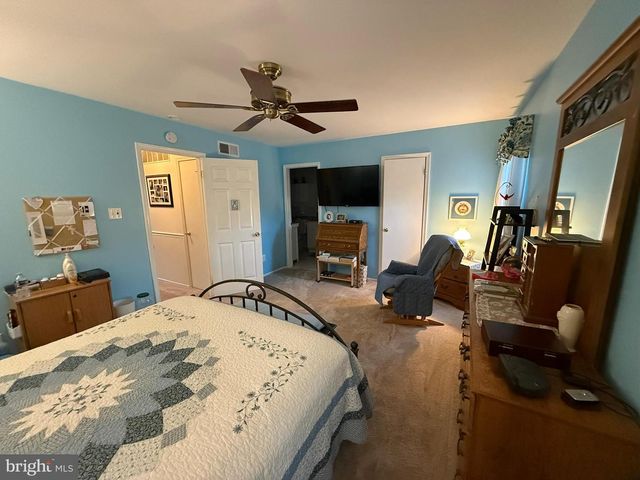 215 LAUREEN RD, Schwenksville, PA 19473