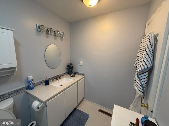 215 LAUREEN RD, Schwenksville, PA 19473