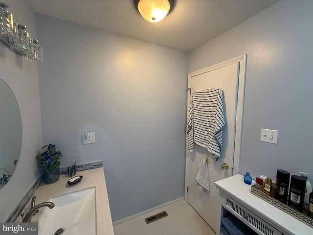 215 LAUREEN RD, Schwenksville, PA 19473