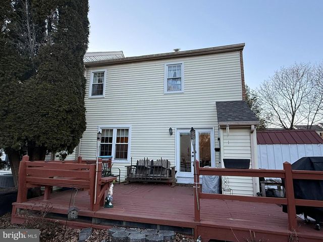 215 LAUREEN RD, Schwenksville, PA 19473