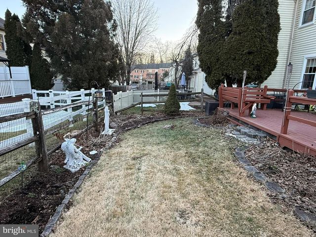 215 LAUREEN RD, Schwenksville, PA 19473