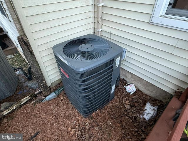 215 LAUREEN RD, Schwenksville, PA 19473