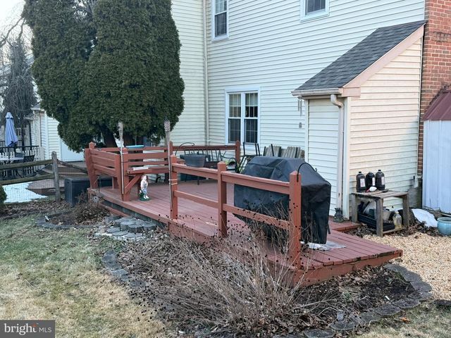 215 LAUREEN RD, Schwenksville, PA 19473