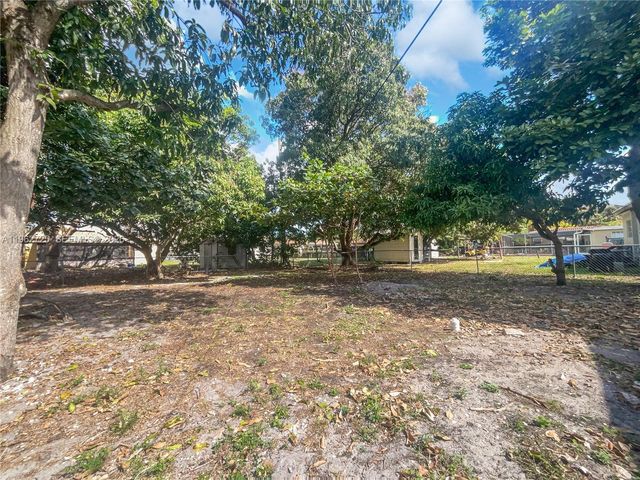 561 NE 173rd St, North Miami Beach, FL 33162