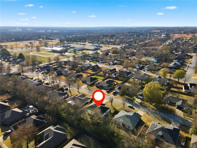 3050 N Pyrite Drive, Fayetteville, AR 72704