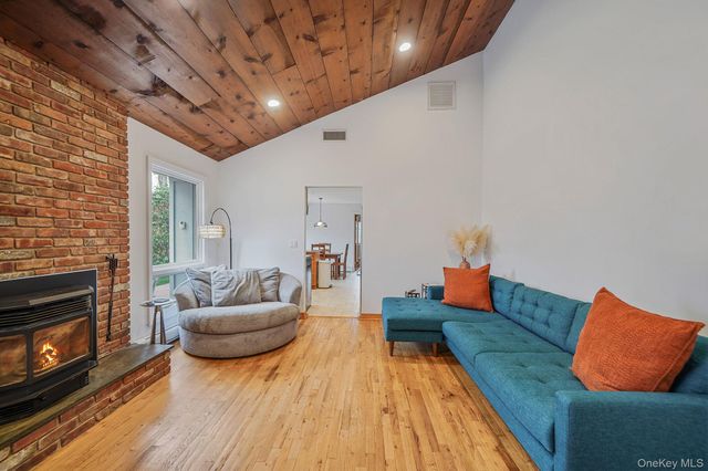 14 Cordwood Path, Shoreham, NY 11786