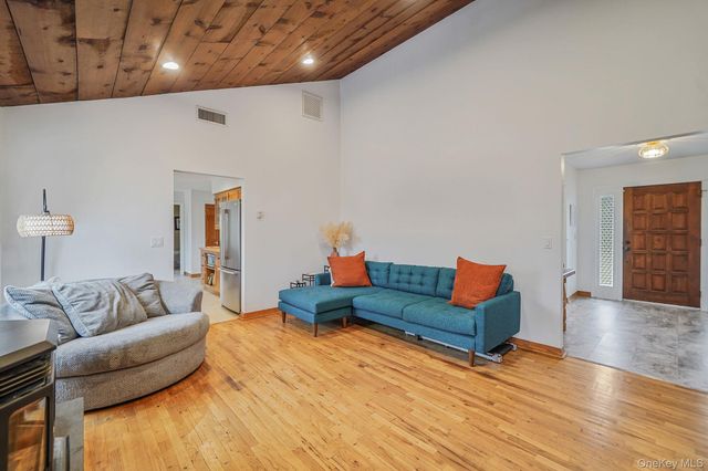 14 Cordwood Path, Shoreham, NY 11786