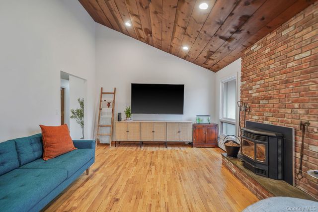 14 Cordwood Path, Shoreham, NY 11786