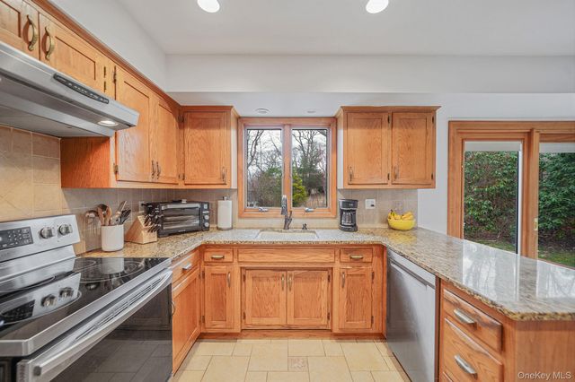 14 Cordwood Path, Shoreham, NY 11786